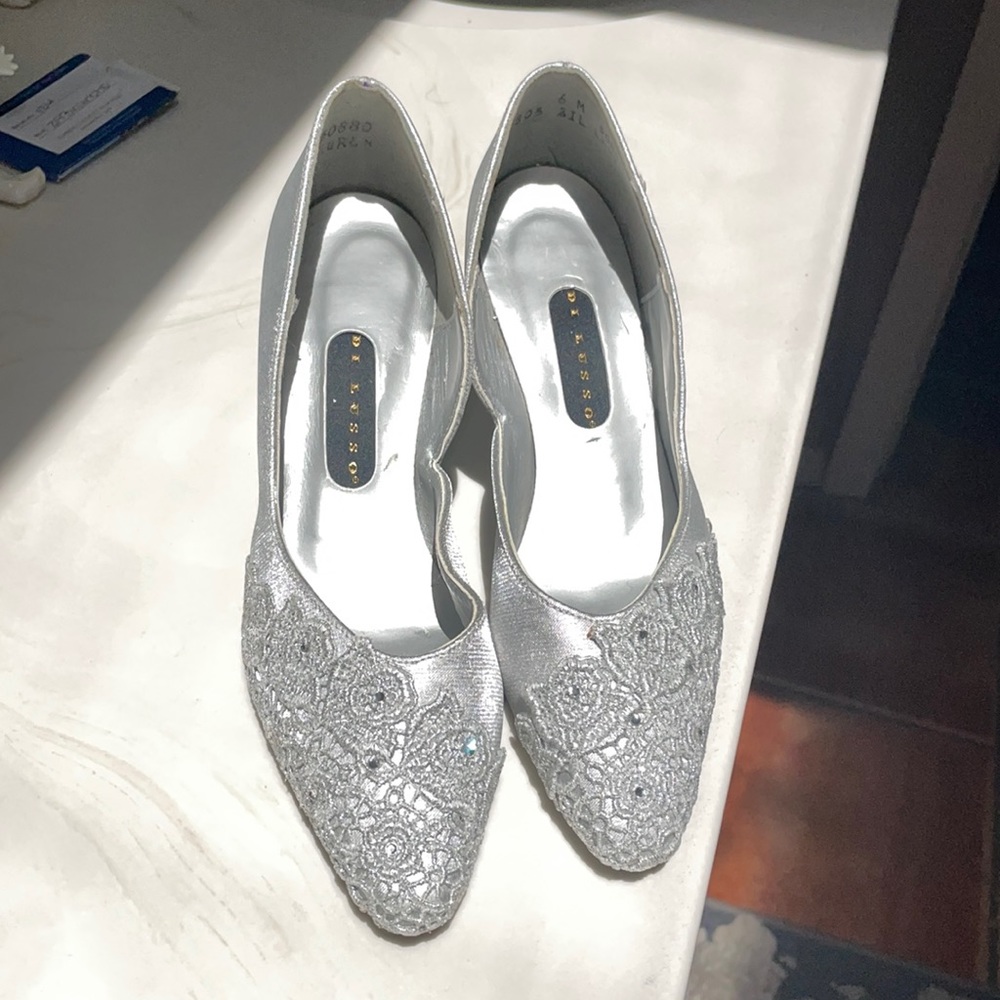 Di Lusso Size 6 Silver laced High Heels